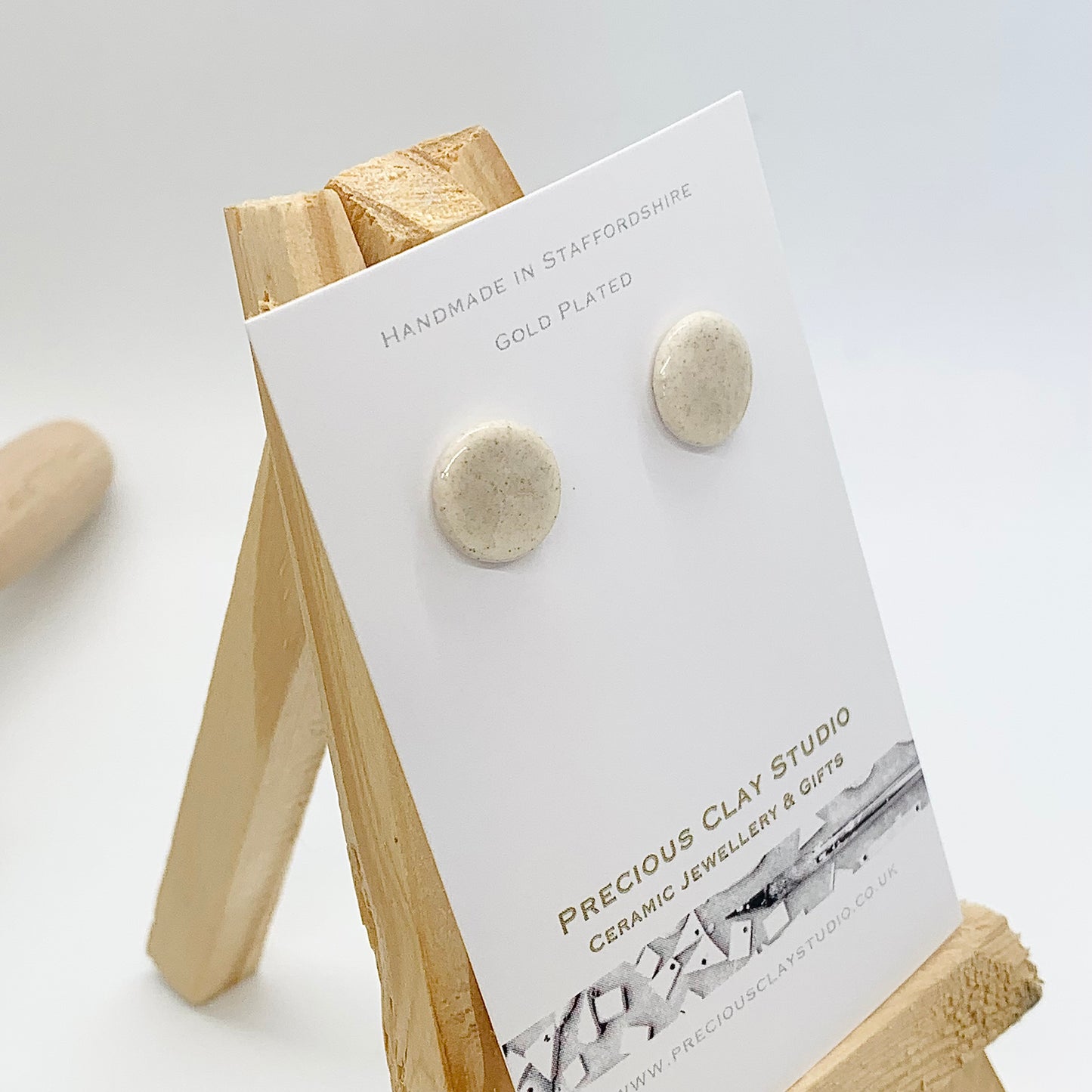 Neutral circle stud